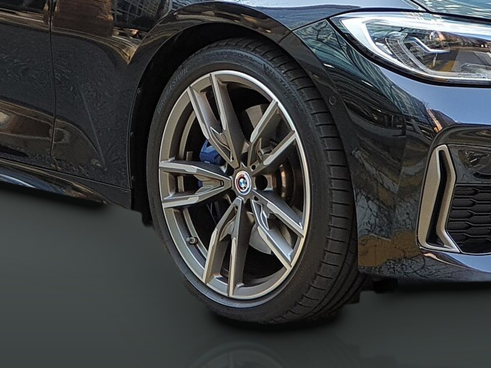 BMW M340i xDrive Touring Preto Safira, jante e travões